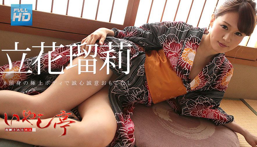 淫荡的继妹吸吮坚硬的阴茎，并在里面得到精子 - EmiliaBunny
